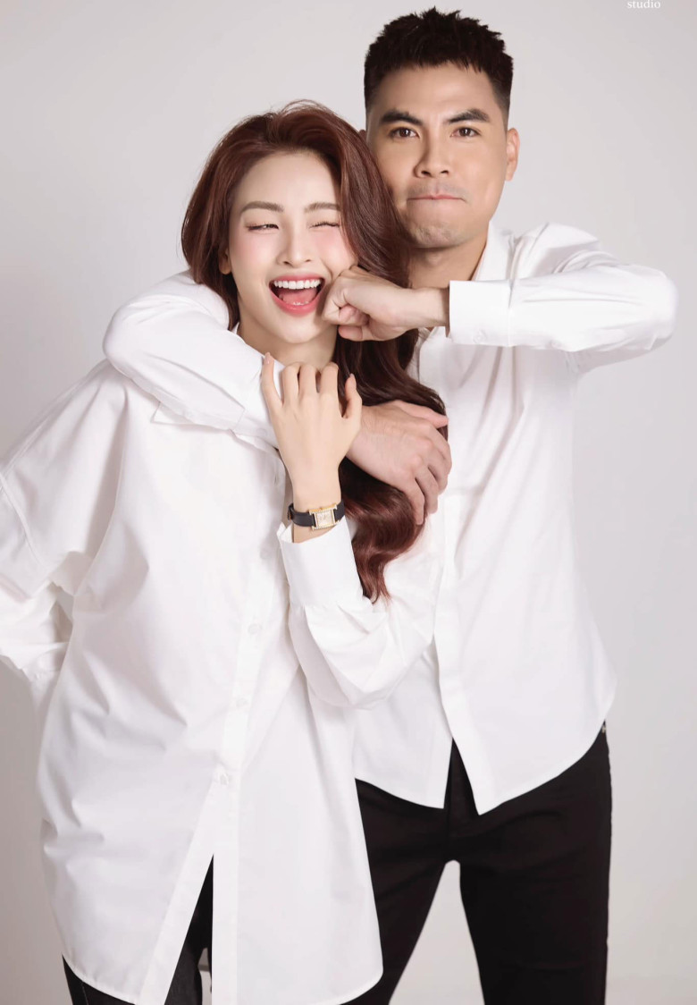 MC Mù Tạt rạng rỡ bên tiền vệ Đức Huy trong lễ ăn hỏi, dở khóc dở cười khi bố mẹ chồng chỉ trao vàng cho con dâu - 5