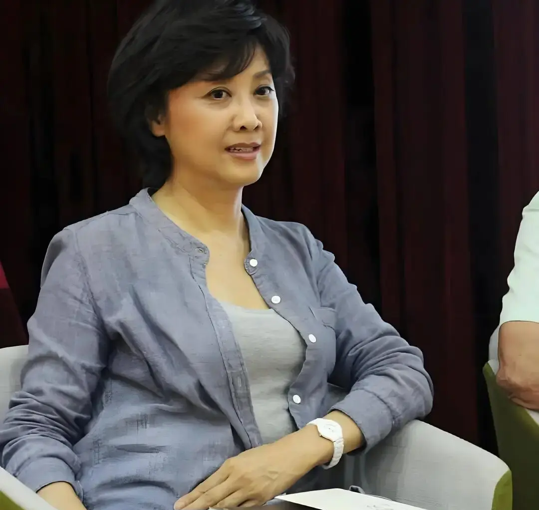 “Người phụ nữ đẹp nhất Trung Quốc” tái hôn tuổi 53, U80 không con cái vẫn hạnh phúc, nhan sắc càng bất ngờ - 4