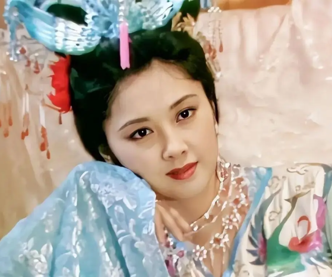 “Người phụ nữ đẹp nhất Trung Quốc” tái hôn tuổi 53, U80 không con cái vẫn hạnh phúc, nhan sắc càng bất ngờ - 1