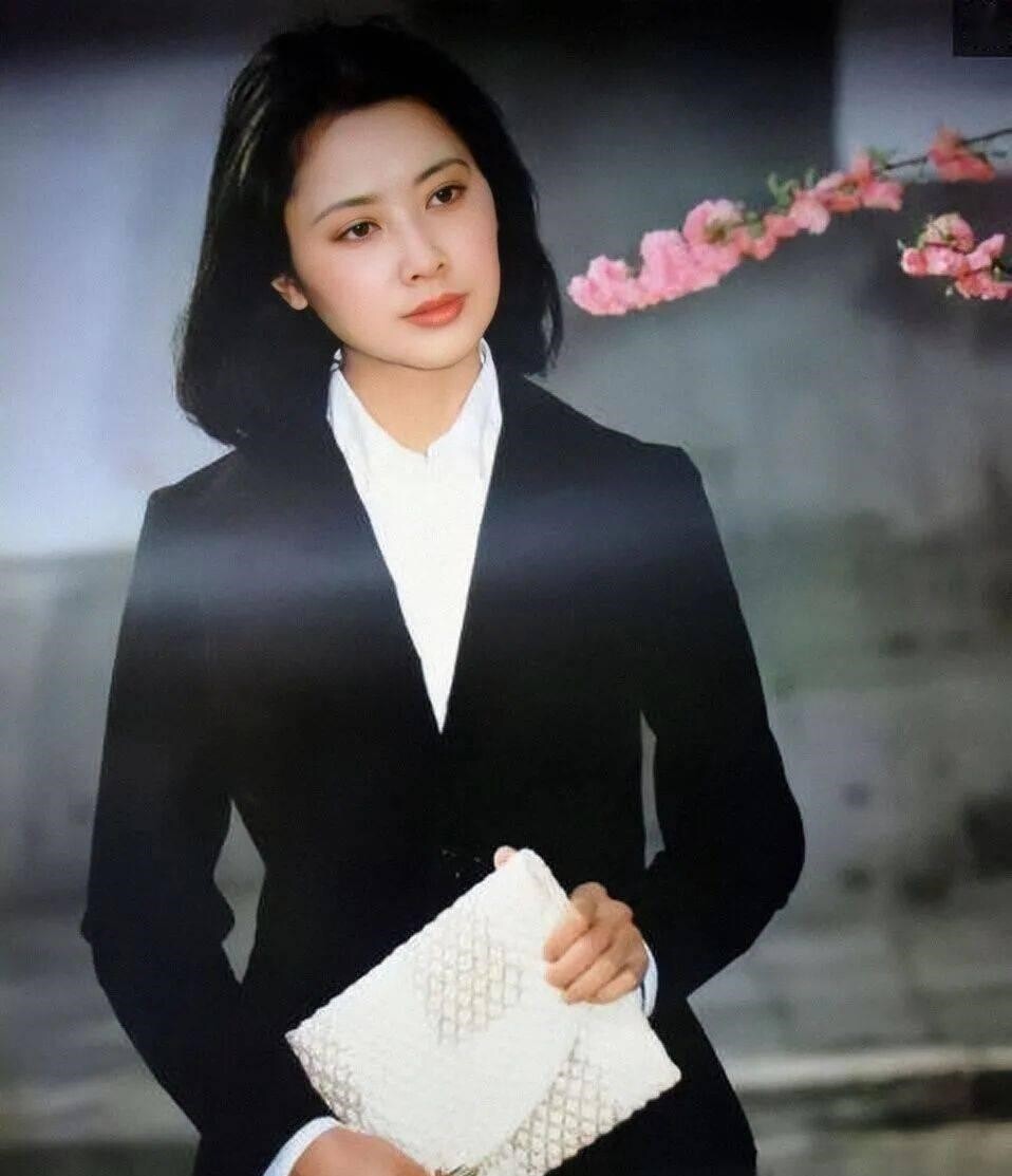 “Người phụ nữ đẹp nhất Trung Quốc” tái hôn tuổi 53, U80 không con cái vẫn hạnh phúc, nhan sắc càng bất ngờ - 3