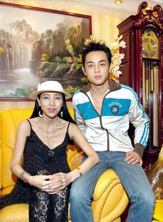 Mỹ nhân 23 tuổi thành tỷ phú sau khi chồng đột ngột qua đời, U70 giờ 6 đời chồng vẫn muốn tìm "trai tân" - 3