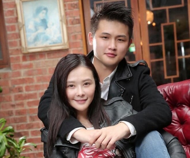 “Nữ hoàng gợi cảm” cưới chồng tài xế xe công nghệ kém 15 tuổi, phát ngôn gây tranh cãi về hôn nhân không tình dục - 1