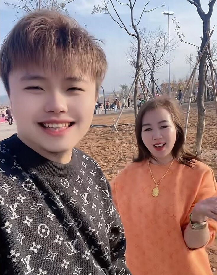 Phú bà 3 con "tán đổ" chàng shipper kém 17 tuổi, được cầu hôn liền tặng ngay xe BMW cho trai trẻ - 3