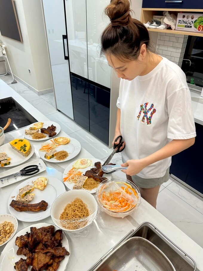 2 con Đàm Thu Trang diện áo dài đón Tết trông cực yêu, biệt thự gia đình trang hoàng lung linh sắc đỏ - 9