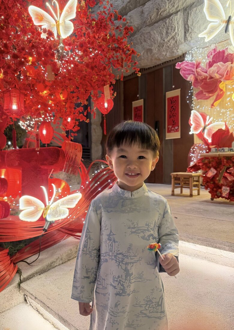 2 con Đàm Thu Trang diện áo dài đón Tết trông cực yêu, biệt thự gia đình trang hoàng lung linh sắc đỏ - 3