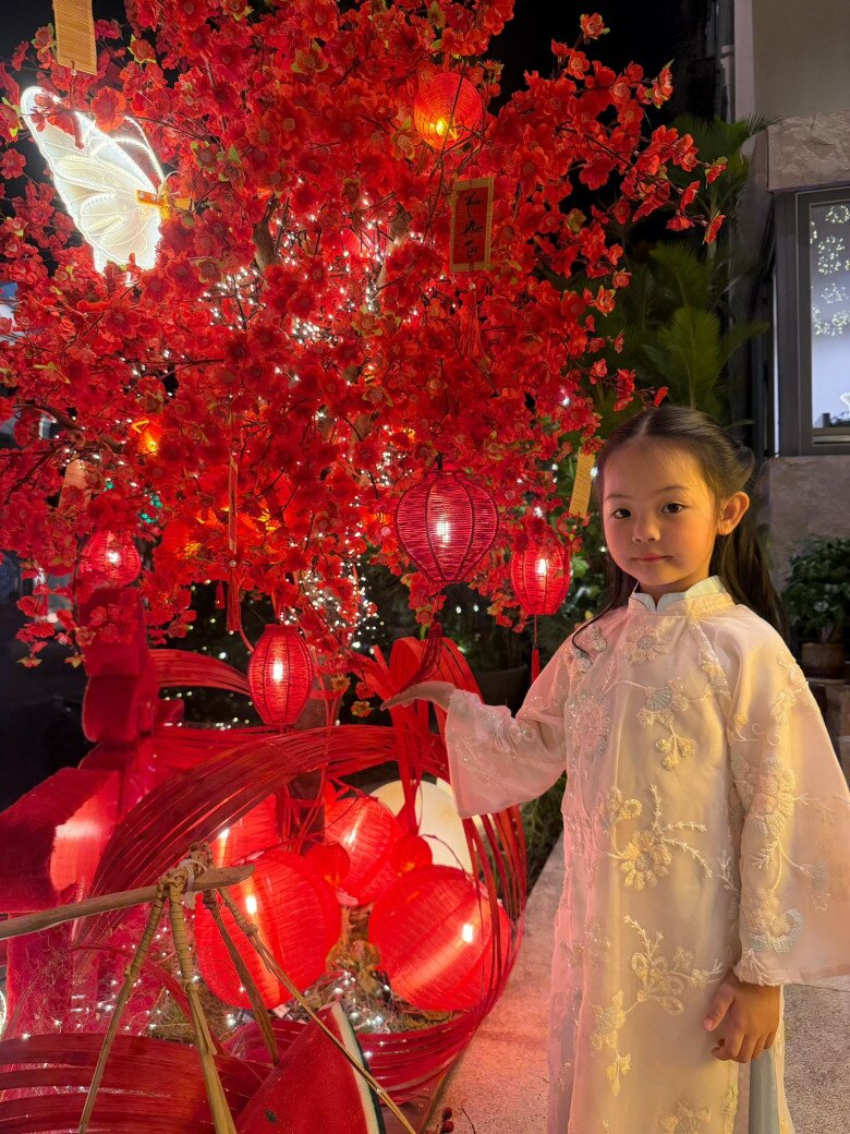 2 con Đàm Thu Trang diện áo dài đón Tết trông cực yêu, biệt thự gia đình trang hoàng lung linh sắc đỏ - 2