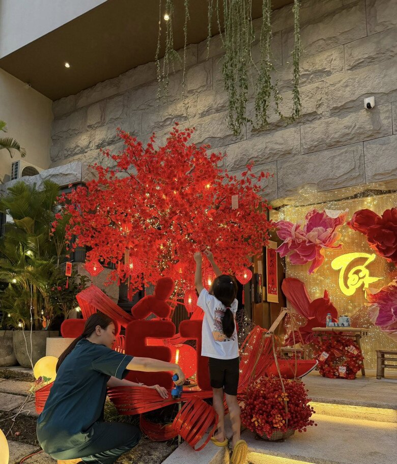 2 con Đàm Thu Trang diện áo dài đón Tết trông cực yêu, biệt thự gia đình trang hoàng lung linh sắc đỏ - 7