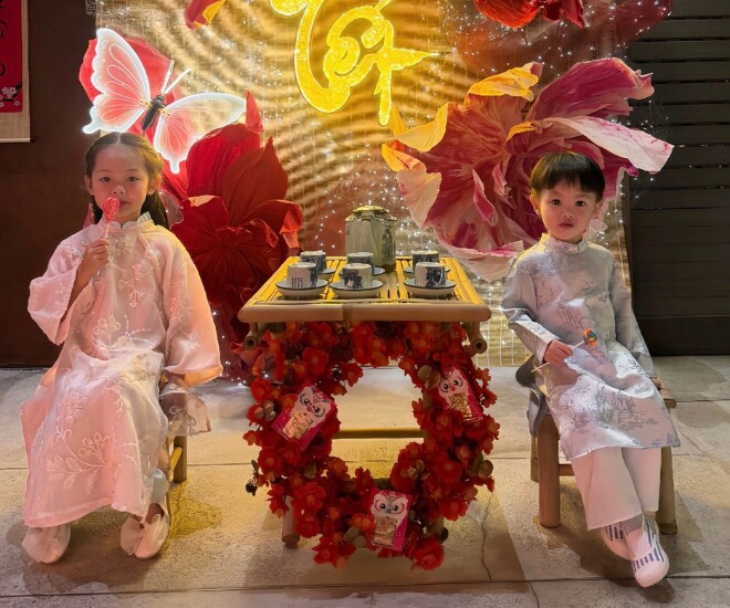 2 con Đàm Thu Trang diện áo dài đón Tết trông cực yêu, biệt thự gia đình trang hoàng lung linh sắc đỏ - 1