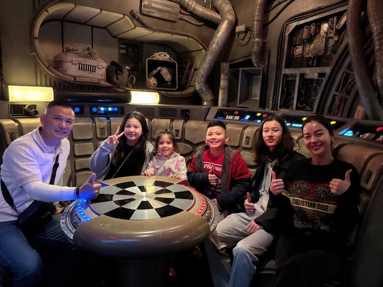 2 con gái Jennifer Phạm chuẩn "tiểu thư cành vàng": Quốc tịch Mỹ học trường quốc tế, được bà nội quyền lực yêu chiều - 11