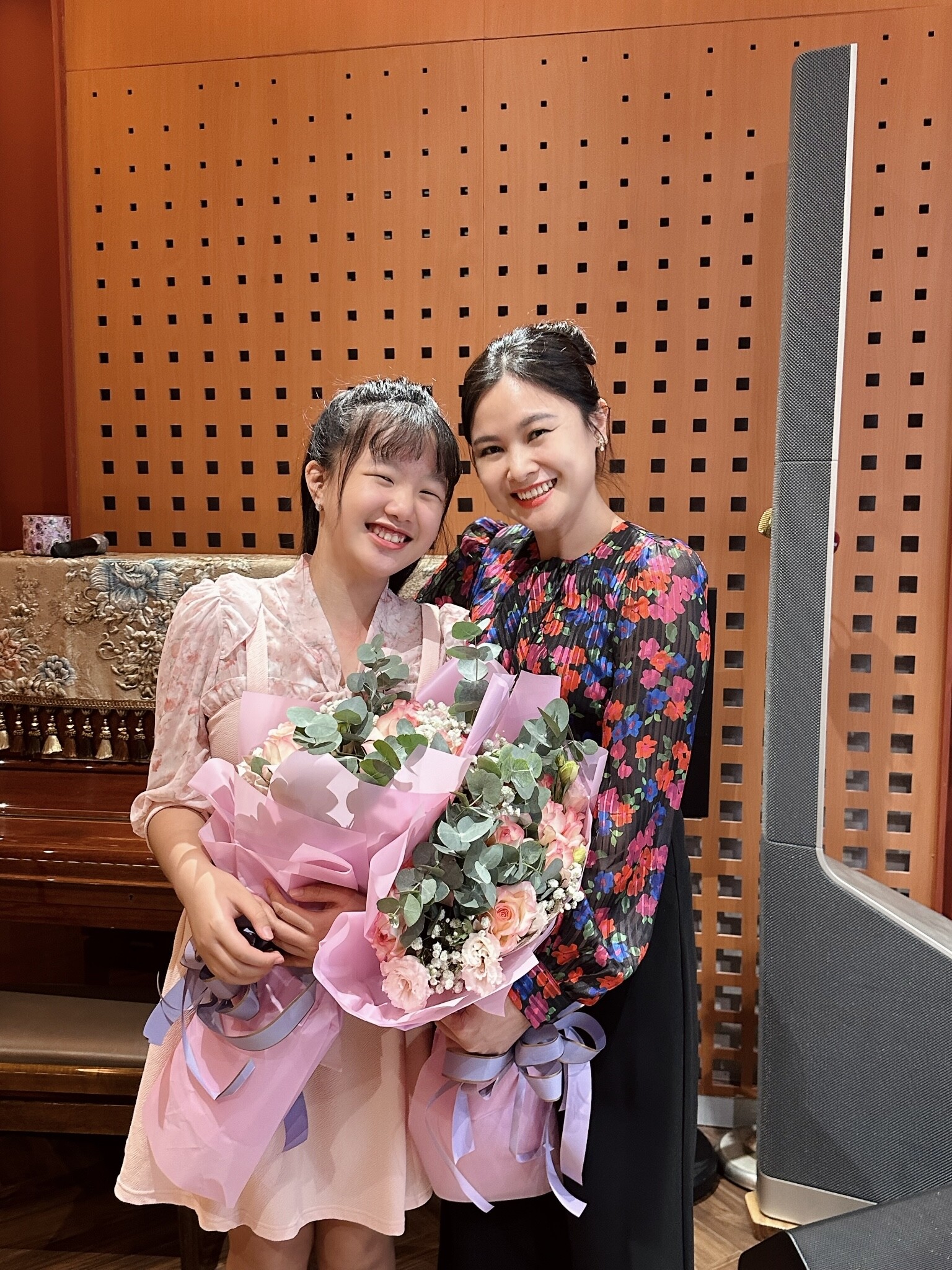 Bé gái chúc Tết bằng 20 thứ tiếng nay thành thiếu nữ xinh đẹp, là ái nữ của BTV nổi tiếng trên VTV - 4