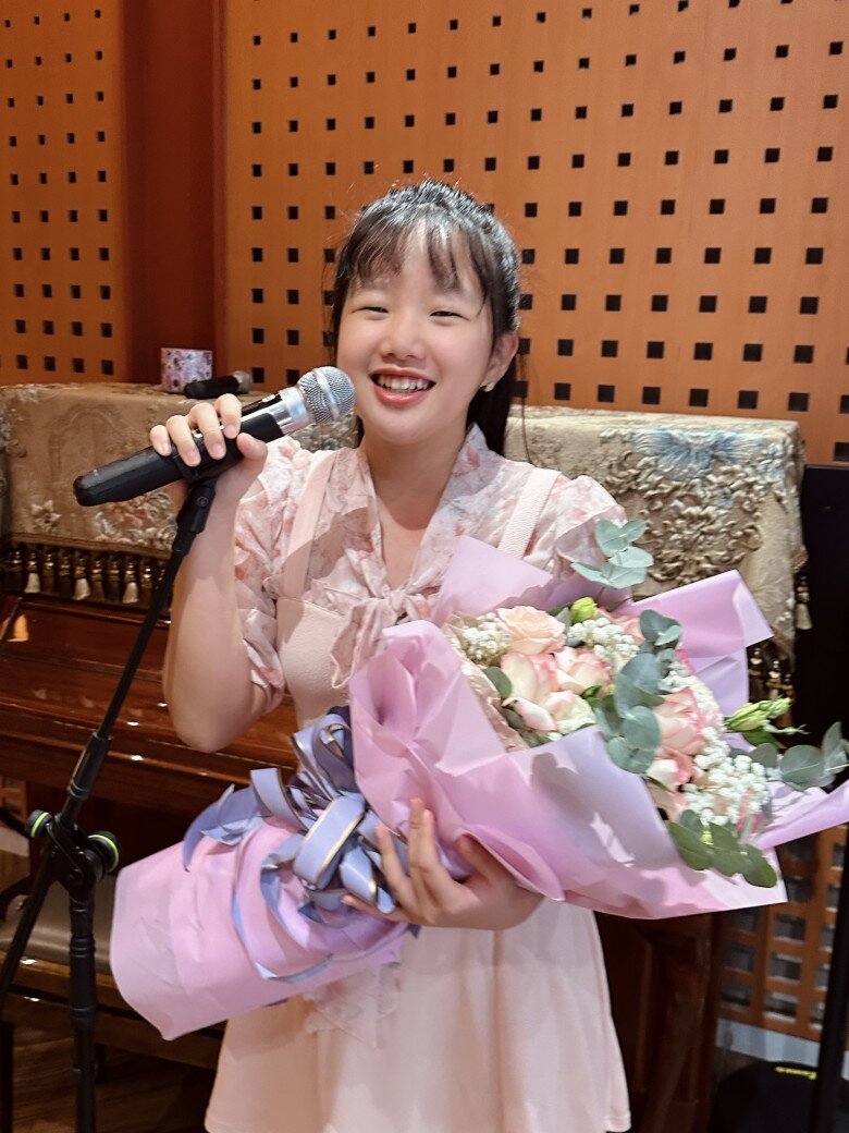 Bé gái chúc Tết bằng 20 thứ tiếng nay thành thiếu nữ xinh đẹp, là ái nữ của BTV nổi tiếng trên VTV - 3