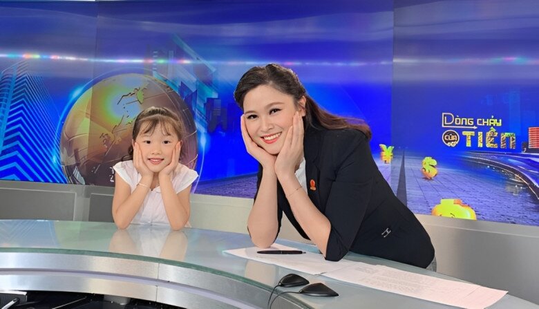 Bé gái chúc Tết bằng 20 thứ tiếng nay thành thiếu nữ xinh đẹp, là ái nữ của BTV nổi tiếng trên VTV - 2