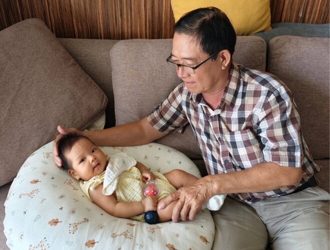 Bố chồng Hoa hậu H'Hen Niê sang nhà thăm cháu nội, em bé Ê Đê nay chân dài bụ sữa trông cực yêu - 1