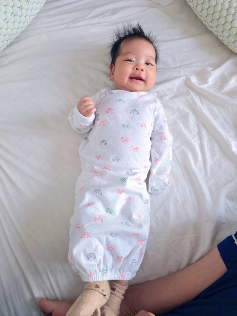 Bố chồng Hoa hậu H'Hen Niê sang nhà thăm cháu nội, em bé Ê Đê nay chân dài bụ sữa trông cực yêu - 6