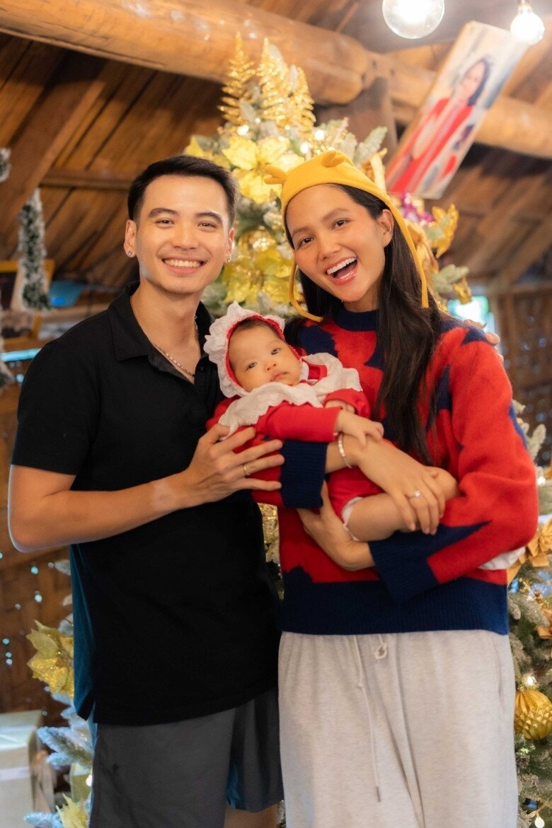 Bố chồng Hoa hậu H'Hen Niê sang nhà thăm cháu nội, em bé Ê Đê nay chân dài bụ sữa trông cực yêu - 10