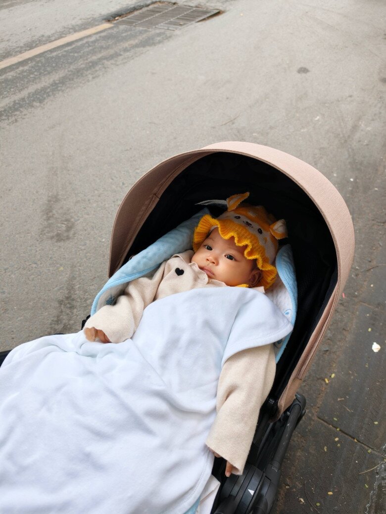 Bố chồng Hoa hậu H'Hen Niê sang nhà thăm cháu nội, em bé Ê Đê nay chân dài bụ sữa trông cực yêu - 2