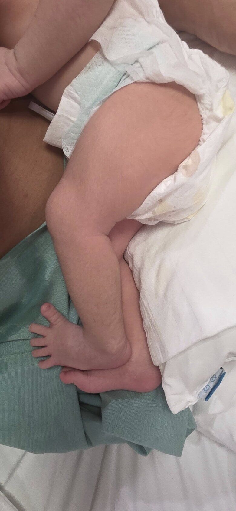 Bố chồng Hoa hậu H'Hen Niê sang nhà thăm cháu nội, em bé Ê Đê nay chân dài bụ sữa trông cực yêu - 7