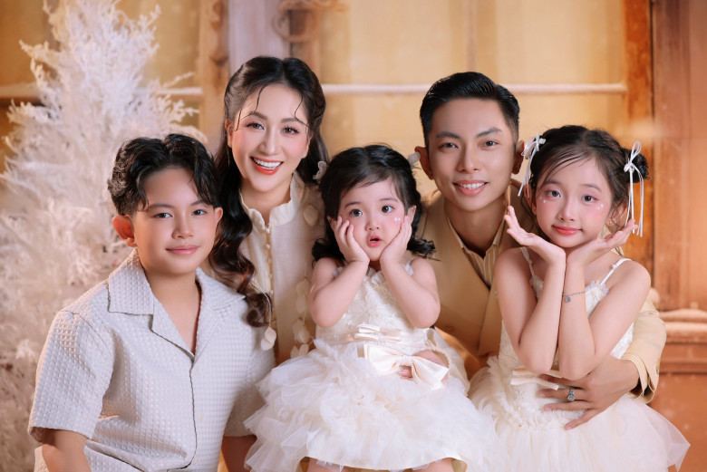 Bố mẹ chồng Khánh Thi tình tứ dự tiệc của học viện con dâu, tự hào vì có 3 cháu nội đẹp mắt - 13