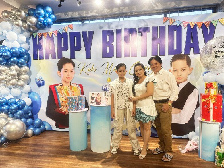 Bố mẹ chồng Khánh Thi tình tứ dự tiệc của học viện con dâu, tự hào vì có 3 cháu nội đẹp mắt - 7