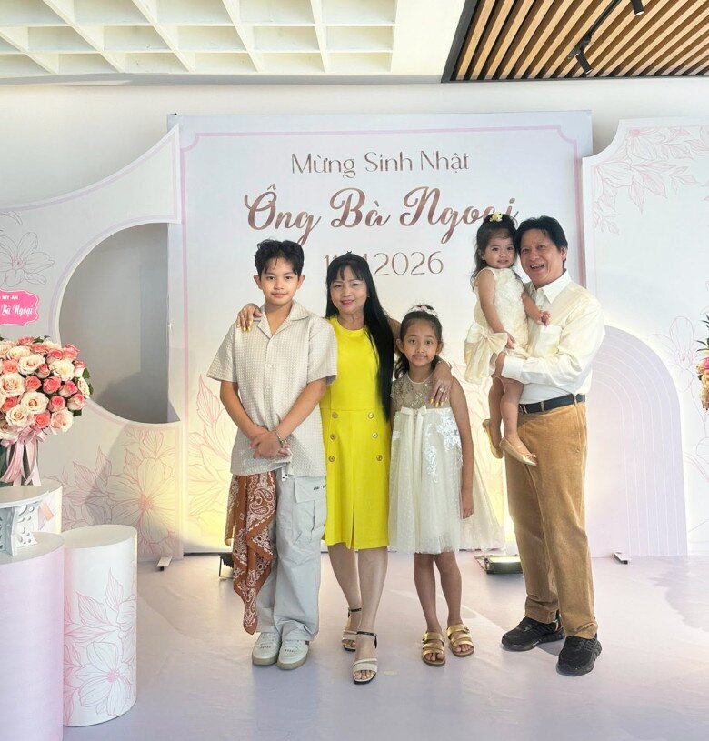 Bố mẹ chồng Khánh Thi tình tứ dự tiệc của học viện con dâu, tự hào vì có 3 cháu nội đẹp mắt - 6