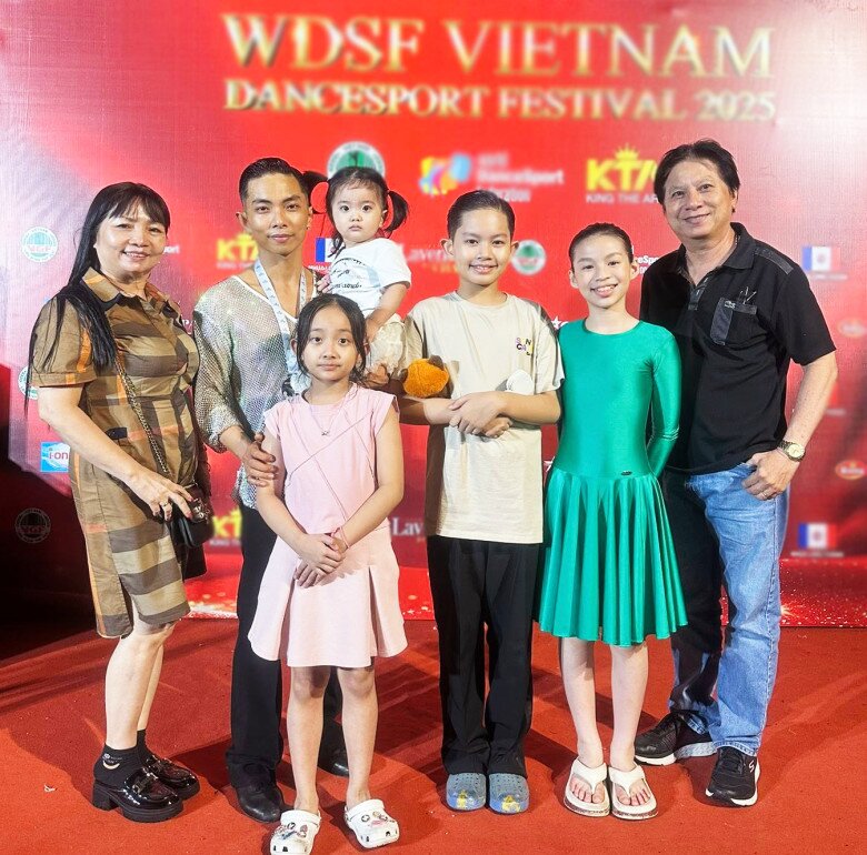 Bố mẹ chồng Khánh Thi tình tứ dự tiệc của học viện con dâu, tự hào vì có 3 cháu nội đẹp mắt - 5