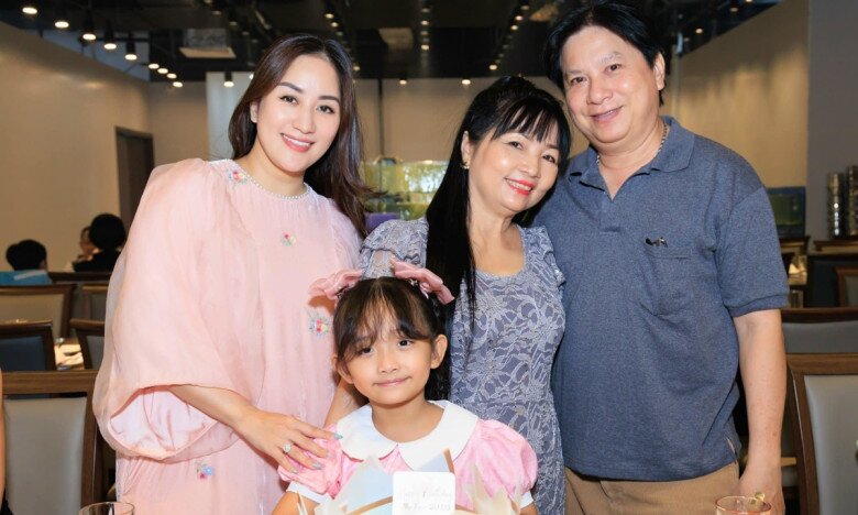 Bố mẹ chồng Khánh Thi tình tứ dự tiệc của học viện con dâu, tự hào vì có 3 cháu nội đẹp mắt - 10