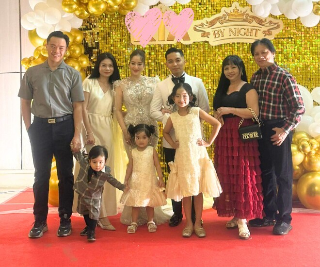 Bố mẹ chồng Khánh Thi tình tứ dự tiệc của học viện con dâu, tự hào vì có 3 cháu nội đẹp mắt - 4