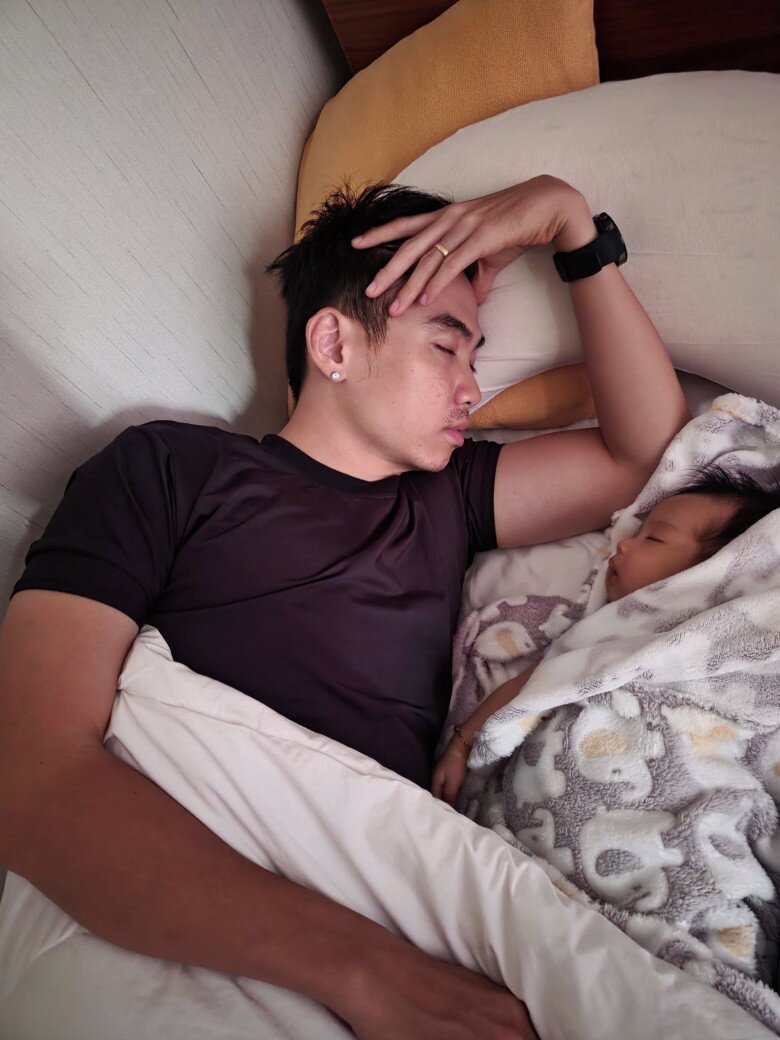 Chồng H'Hen Niê chăm con gái Ê Đê kiểu "độc lạ": Đẩy xe nôi để ái nữ chạy bộ cùng bố, bế bé như nâng tạ - 6