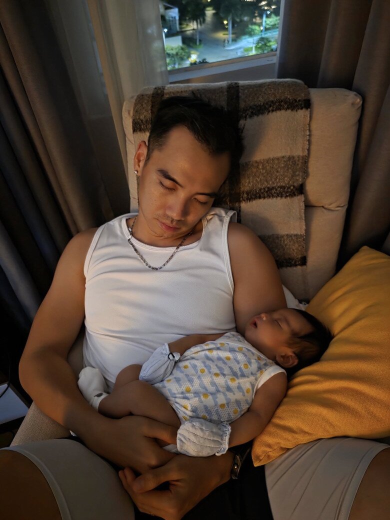 Chồng H'Hen Niê chăm con gái Ê Đê kiểu "độc lạ": Đẩy xe nôi để ái nữ chạy bộ cùng bố, bế bé như nâng tạ - 7