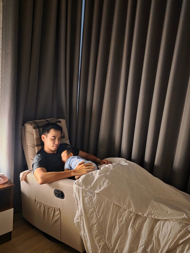 Chồng H'Hen Niê chăm con gái Ê Đê kiểu "độc lạ": Đẩy xe nôi để ái nữ chạy bộ cùng bố, bế bé như nâng tạ - 5