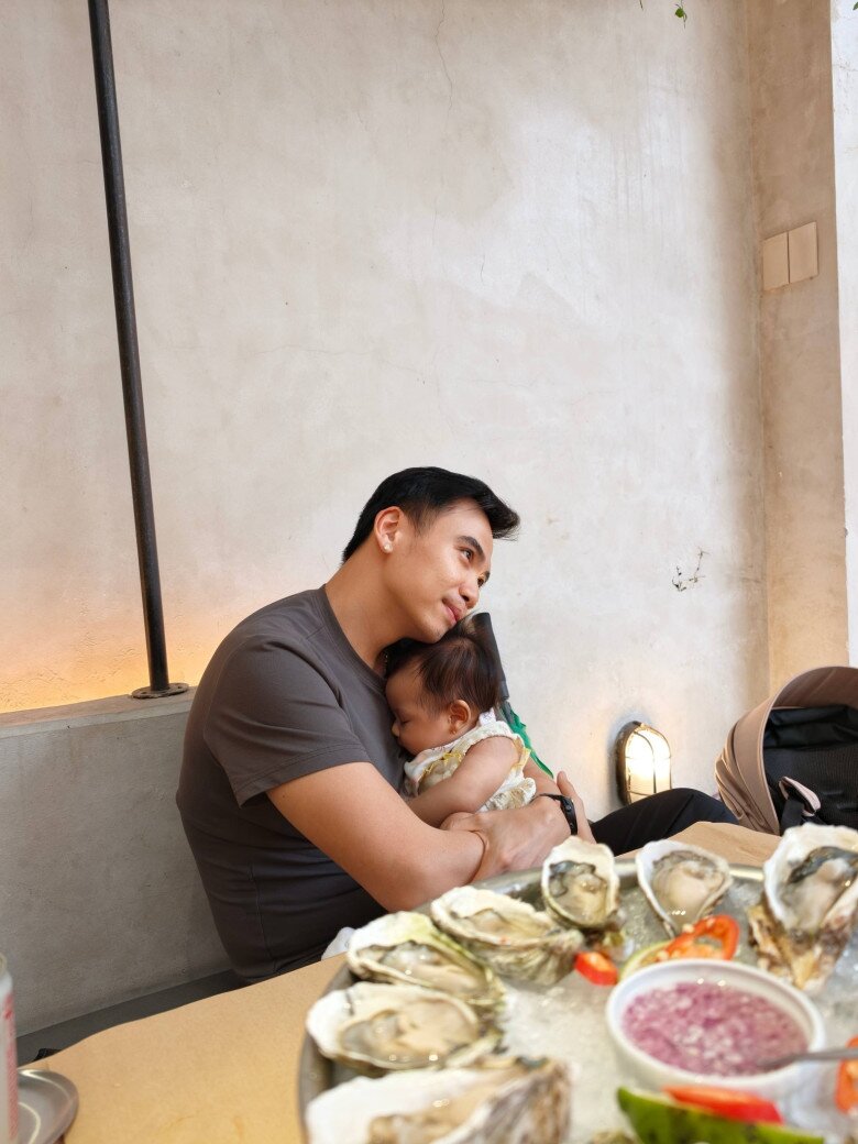 Chồng H'Hen Niê chăm con gái Ê Đê kiểu "độc lạ": Đẩy xe nôi để ái nữ chạy bộ cùng bố, bế bé như nâng tạ - 8