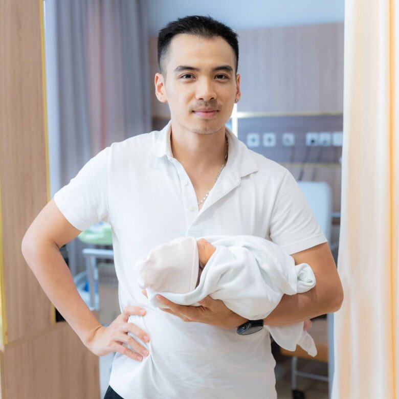 Chồng H'Hen Niê chăm con gái Ê Đê kiểu "độc lạ": Đẩy xe nôi để ái nữ chạy bộ cùng bố, bế bé như nâng tạ - 3