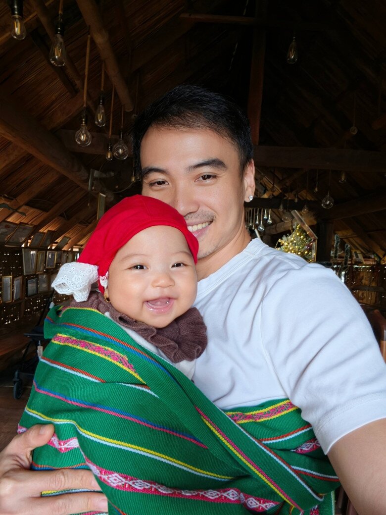 Chồng H'Hen Niê chăm con gái Ê Đê kiểu "độc lạ": Đẩy xe nôi để ái nữ chạy bộ cùng bố, bế bé như nâng tạ - 10