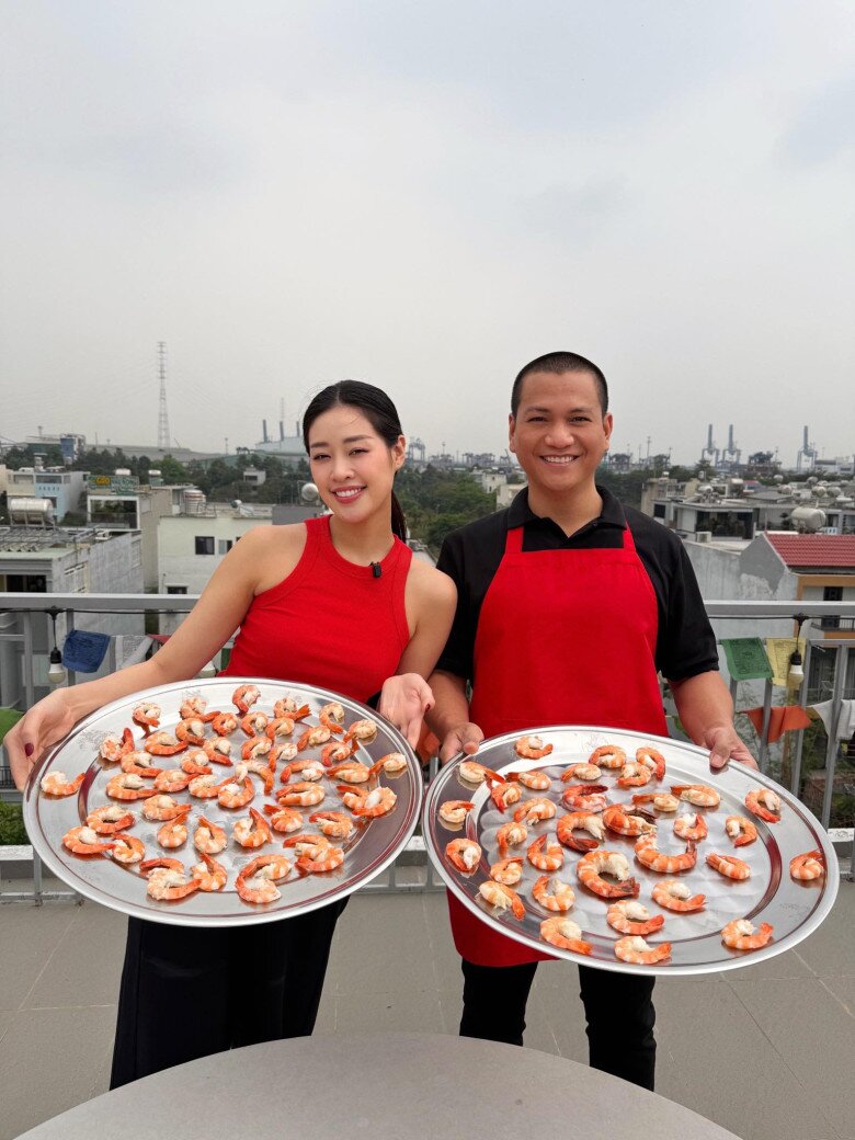 Khánh Vân rơi nước mắt khi đón sinh nhật với chồng hơn 17 tuổi, nhiếp ảnh gia khoe tài nấu ăn dỗ ngọt vợ - 6