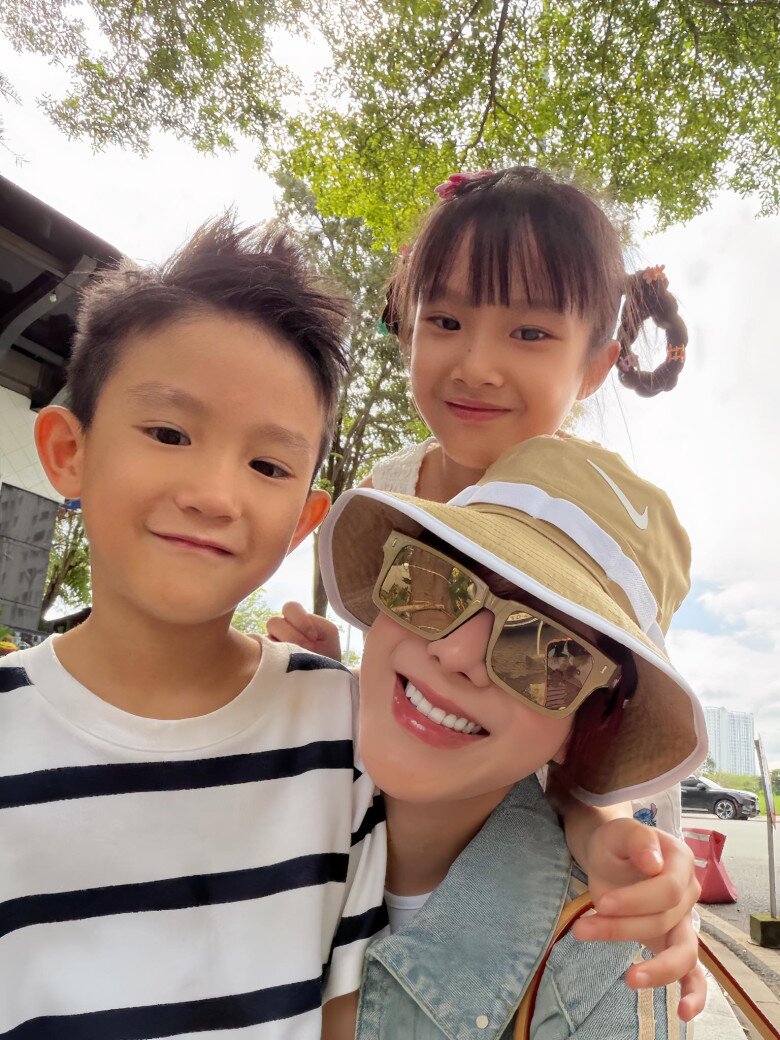 Khó tin khi nhìn cảnh Diệp Lâm Anh lên trường đón con, bé Boorin nay rõ nét là "bản sao" của bố thiếu gia - 10