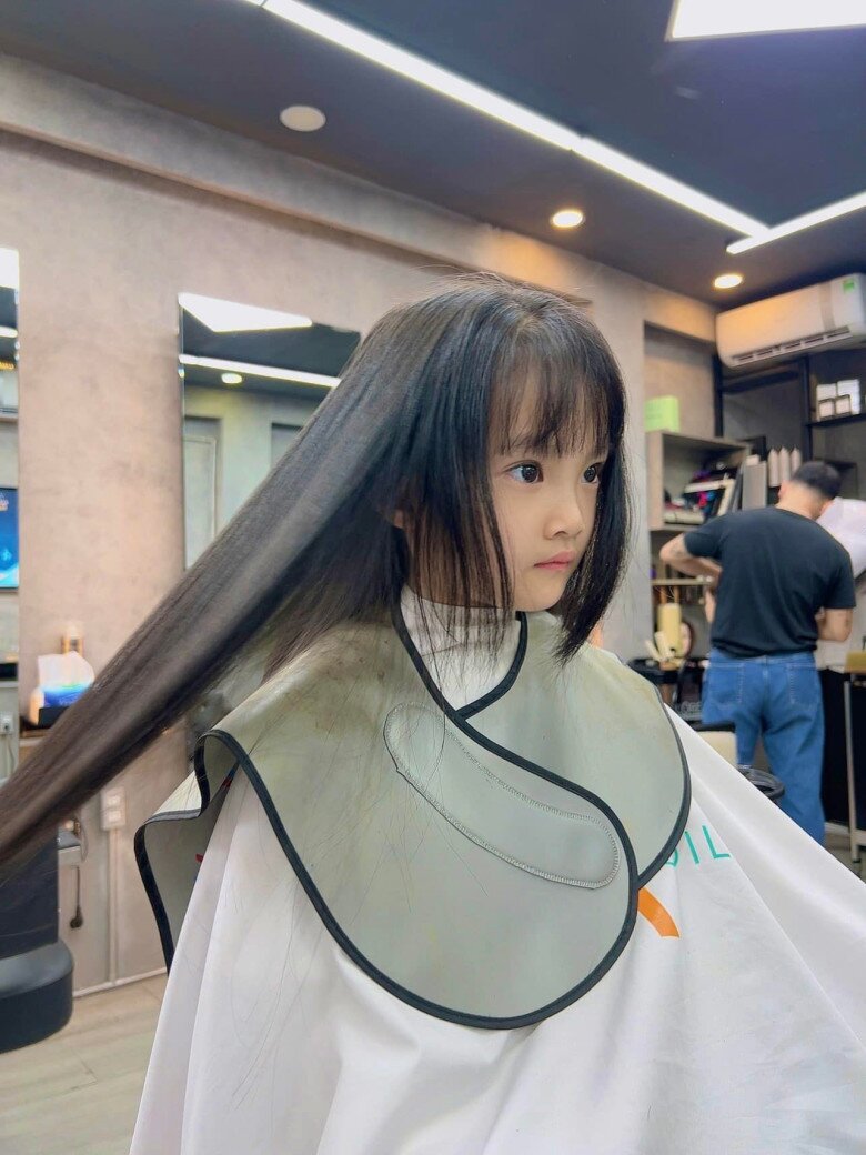 Khó tin khi nhìn cảnh Diệp Lâm Anh lên trường đón con, bé Boorin nay rõ nét là "bản sao" của bố thiếu gia - 7