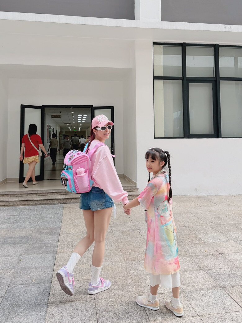 Khó tin khi nhìn cảnh Diệp Lâm Anh lên trường đón con, bé Boorin nay rõ nét là "bản sao" của bố thiếu gia - 2