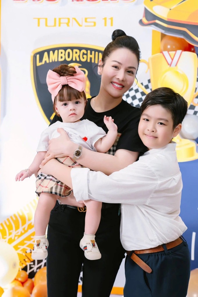 Nhật Kim Anh tổ chức thôi nôi to ngang đám cưới cho con gái lai Tây, bé Julia lộ tên khai sinh mang họ mẹ - 11