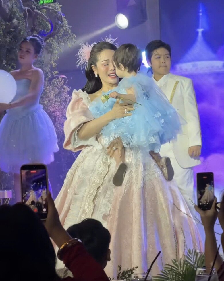 Nhật Kim Anh tổ chức thôi nôi to ngang đám cưới cho con gái lai Tây, bé Julia lộ tên khai sinh mang họ mẹ - 5