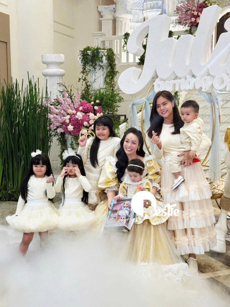 Nhật Kim Anh tổ chức thôi nôi to ngang đám cưới cho con gái lai Tây, bé Julia lộ tên khai sinh mang họ mẹ - 3