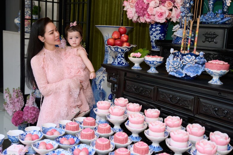 Nhật Kim Anh tổ chức thôi nôi to ngang đám cưới cho con gái lai Tây, bé Julia lộ tên khai sinh mang họ mẹ - 10