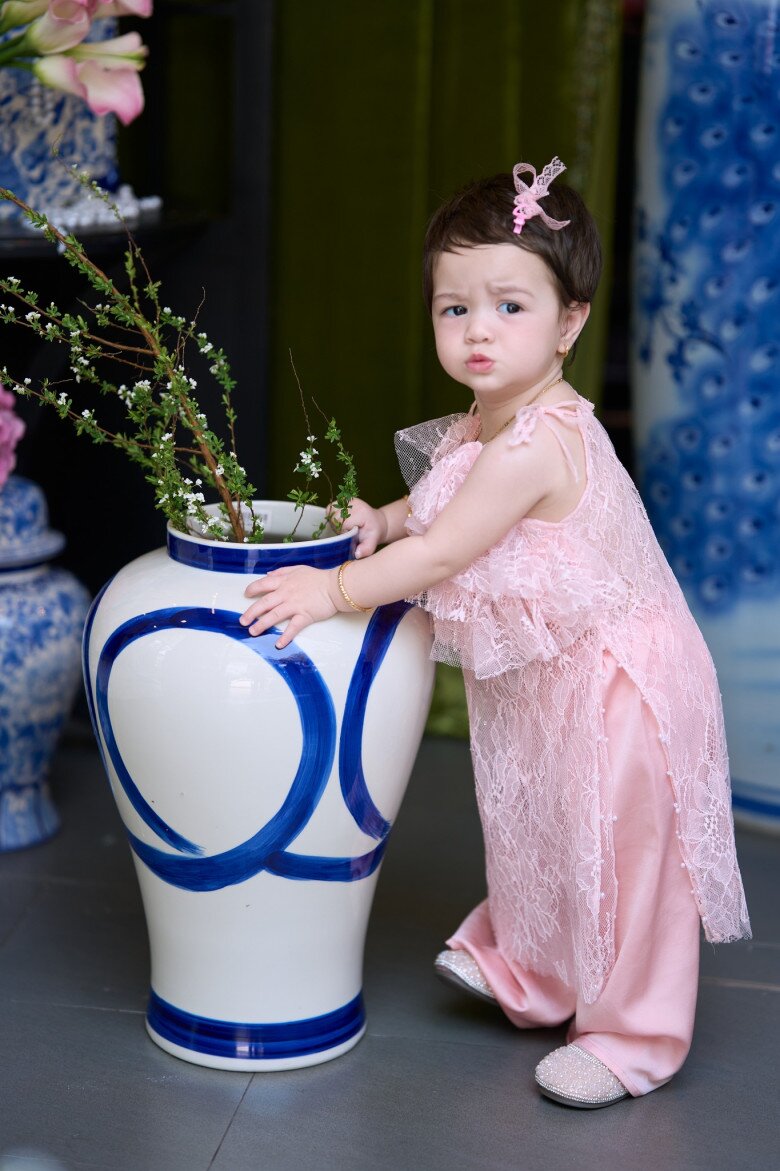 Nhật Kim Anh tổ chức thôi nôi to ngang đám cưới cho con gái lai Tây, bé Julia lộ tên khai sinh mang họ mẹ - 9