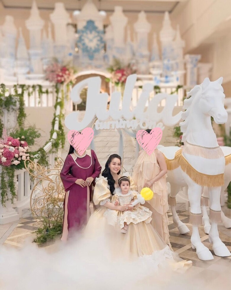 Nhật Kim Anh tổ chức thôi nôi to ngang đám cưới cho con gái lai Tây, bé Julia lộ tên khai sinh mang họ mẹ - 2