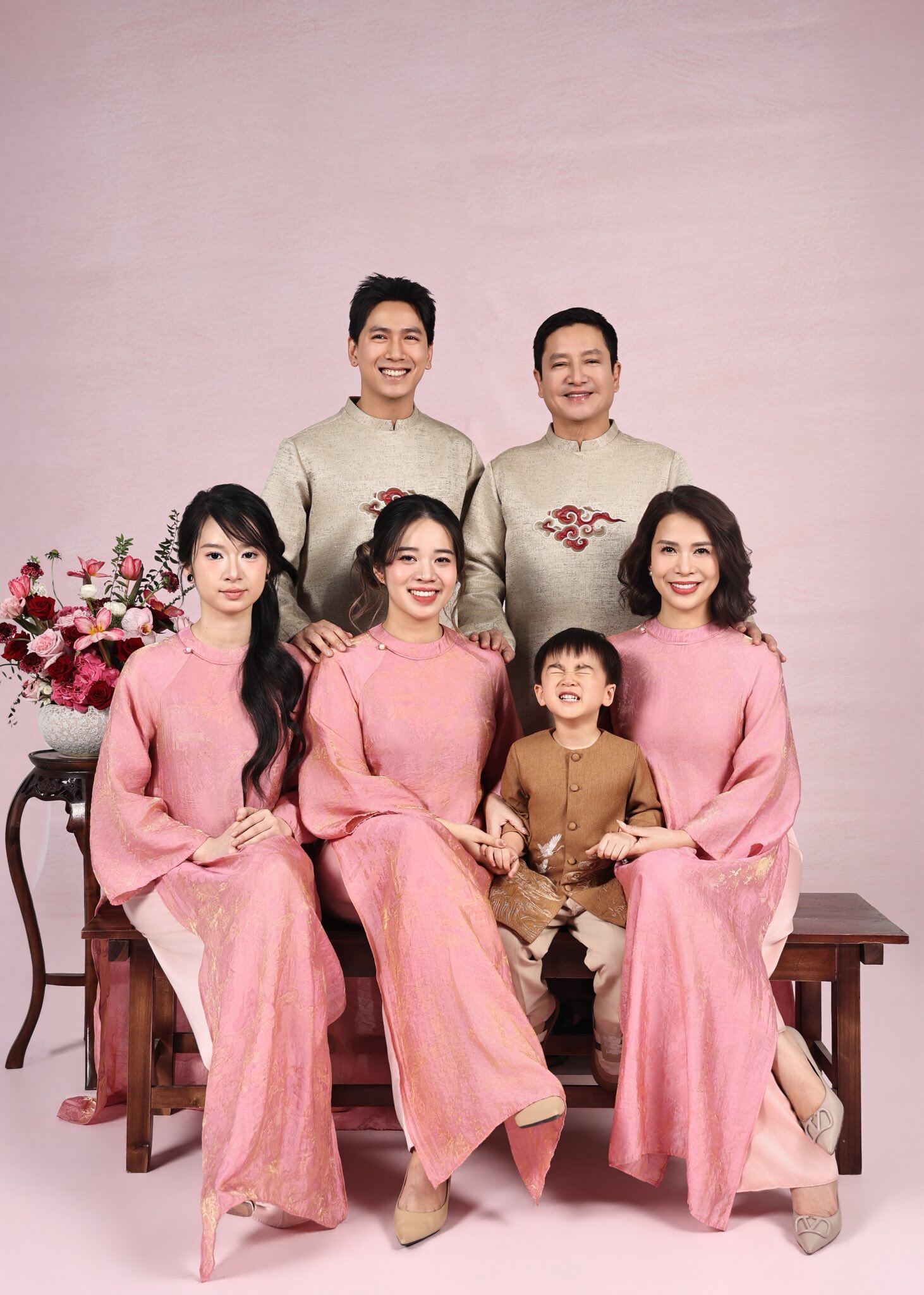 NSƯT Chí Trung đón Tết đoàn viên bên gia đình người yêu kém 18 tuổi, hòa thuận với con riêng của bạn đời - 2