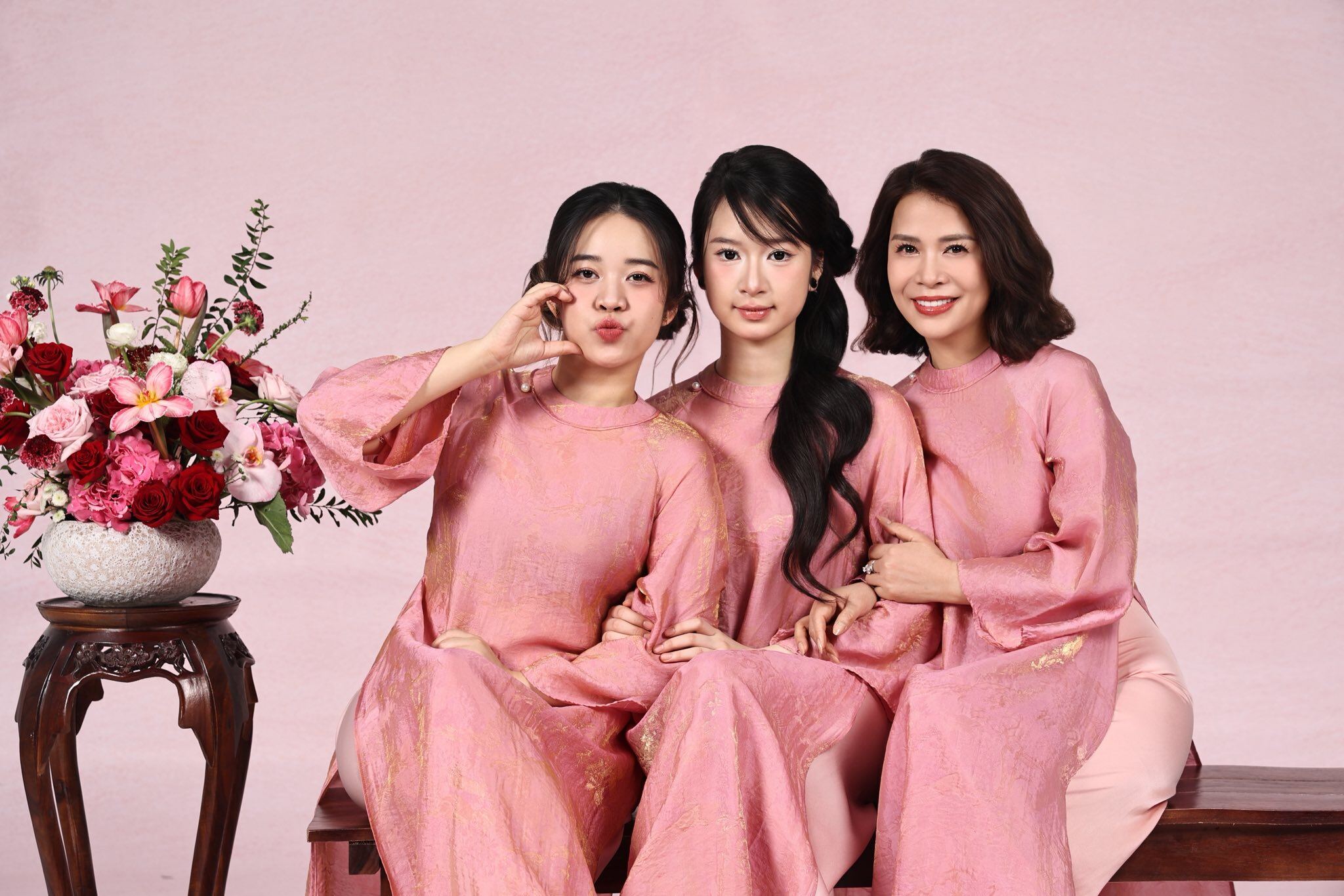 NSƯT Chí Trung đón Tết đoàn viên bên gia đình người yêu kém 18 tuổi, hòa thuận với con riêng của bạn đời - 3