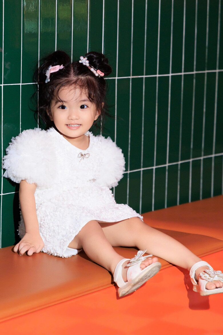 Phan Hiển "làm việc" với út cưng vì "ăn hiếp" anh trai Kubi, bé Lisa hưởng trọn gen mẹ nay rõ nét cực xinh - 4