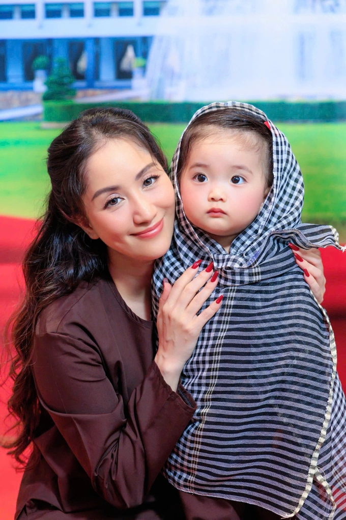 Phan Hiển "làm việc" với út cưng vì "ăn hiếp" anh trai Kubi, bé Lisa hưởng trọn gen mẹ nay rõ nét cực xinh - 7