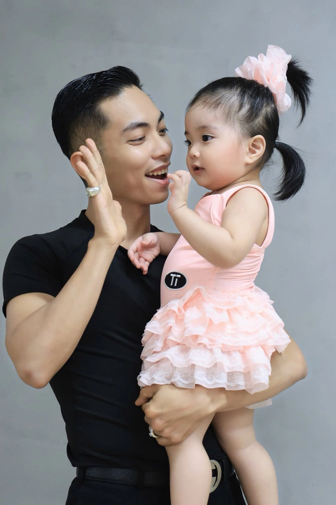 Phan Hiển "làm việc" với út cưng vì "ăn hiếp" anh trai Kubi, bé Lisa hưởng trọn gen mẹ nay rõ nét cực xinh - 9