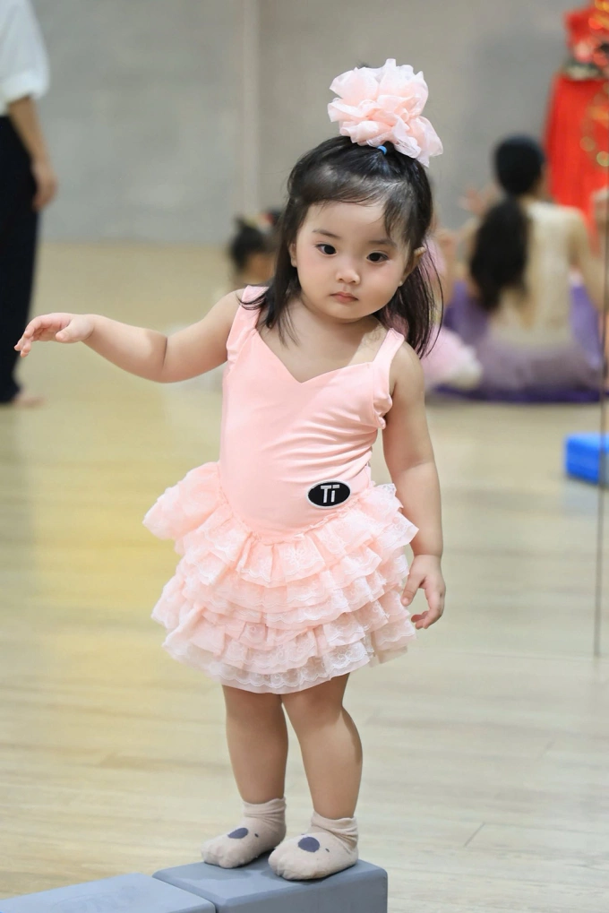 Phan Hiển "làm việc" với út cưng vì "ăn hiếp" anh trai Kubi, bé Lisa hưởng trọn gen mẹ nay rõ nét cực xinh - 8