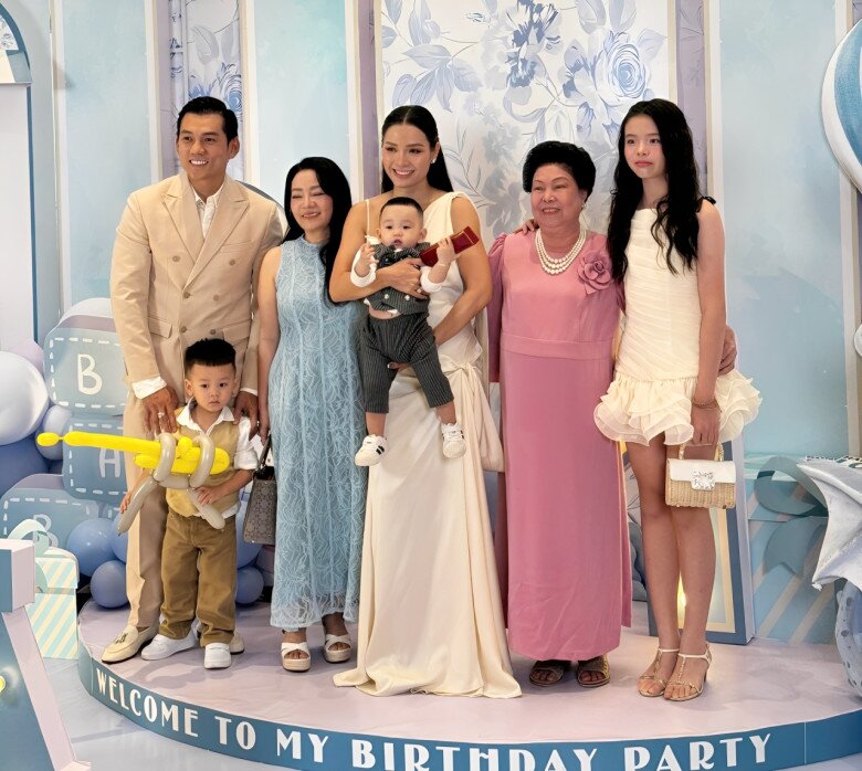 Phương Trinh Jolie đãi tiệc thôi nôi con thứ 3 hoành tráng, mẹ chồng cũ cũng có mặt chung khung hình mừng cháu cưng - 4